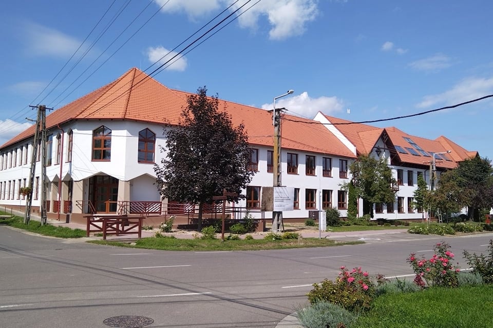 Átadták a megújult Hunyadi Mátyás Általános Iskolát Varsányban