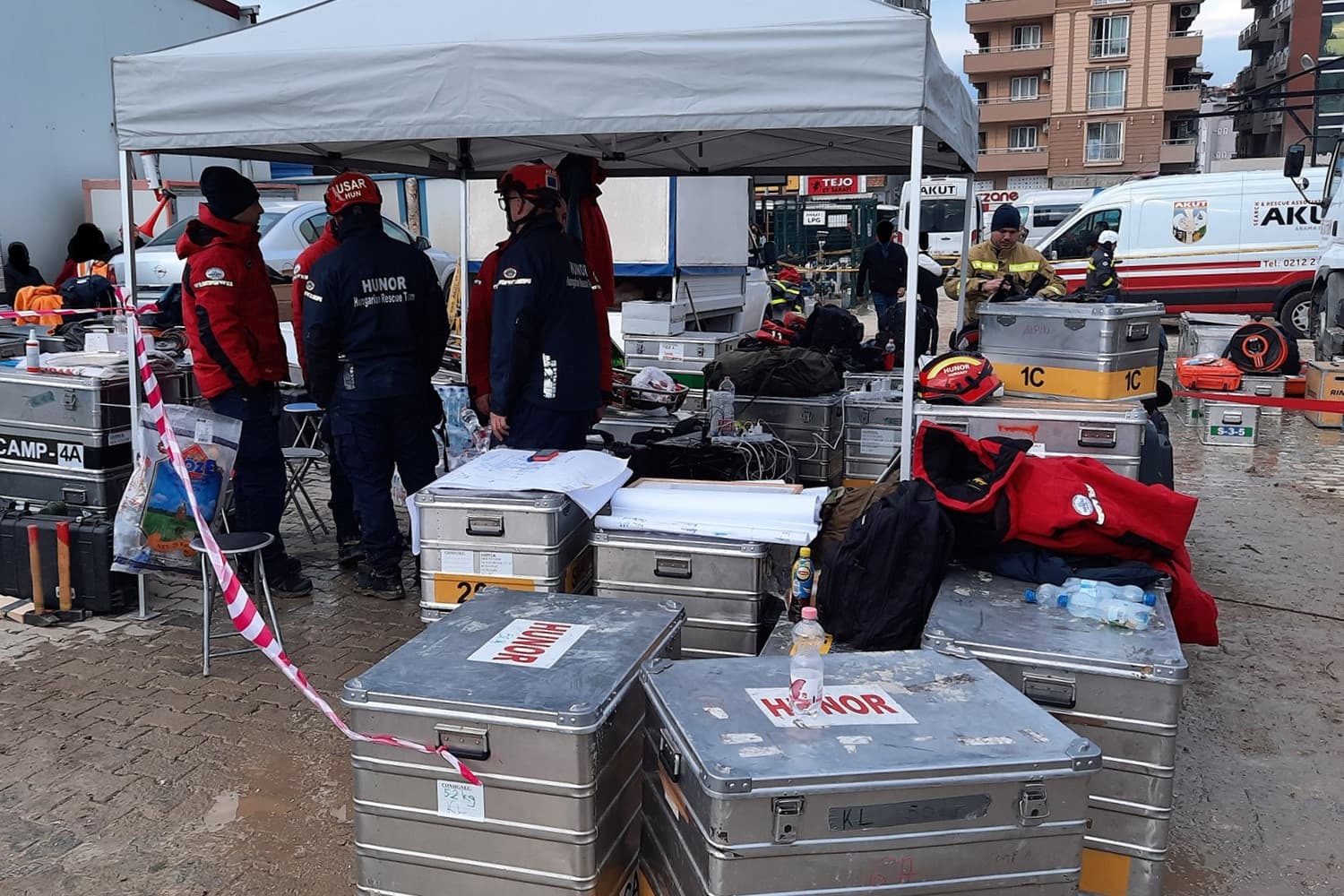 Hat magyar kutató-mentő egység dolgozik Hatay tartományban