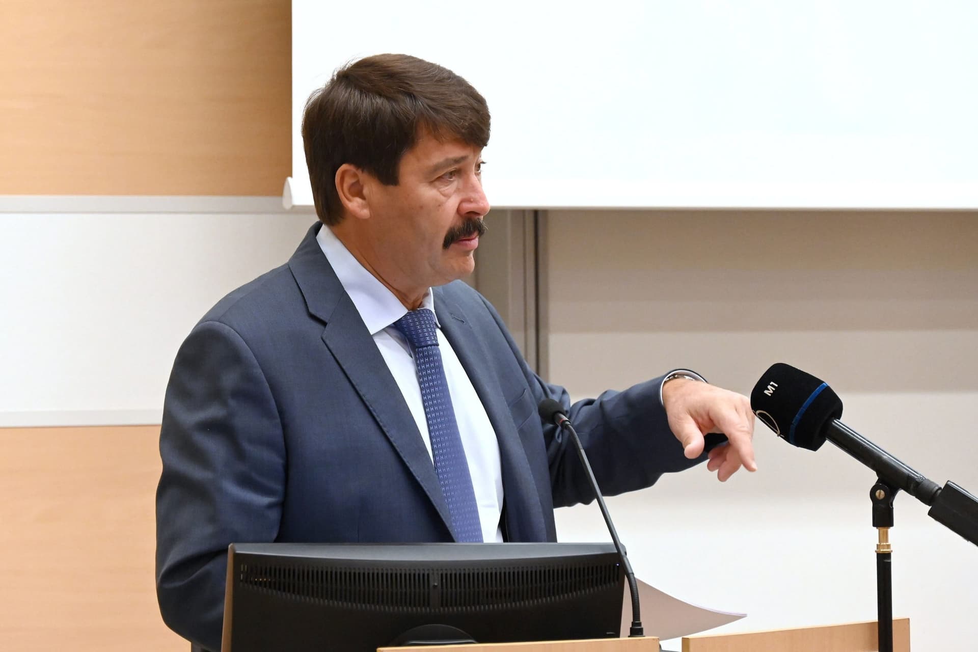 Áder János: Ne töltsünk hat óránál többet képernyő előtt!