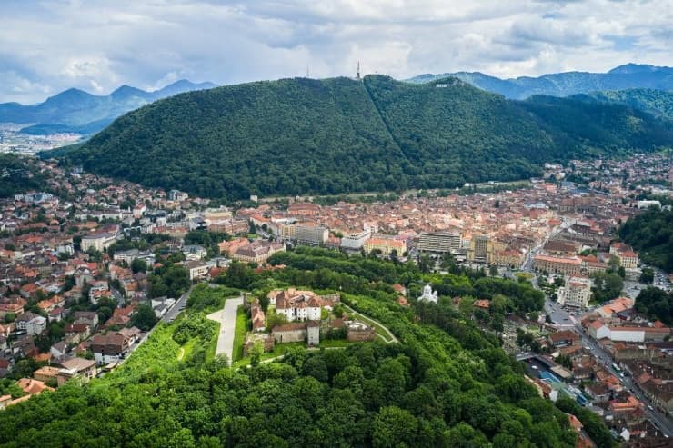 Az önkormányzat mellett több bukaresti minisztérium is igényt formál a brassói fellegvárra