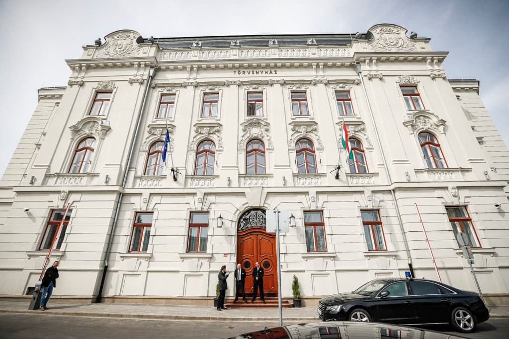 Vádat emeltek egy ápolónő ellen, aki édesanyját próbálta megölni