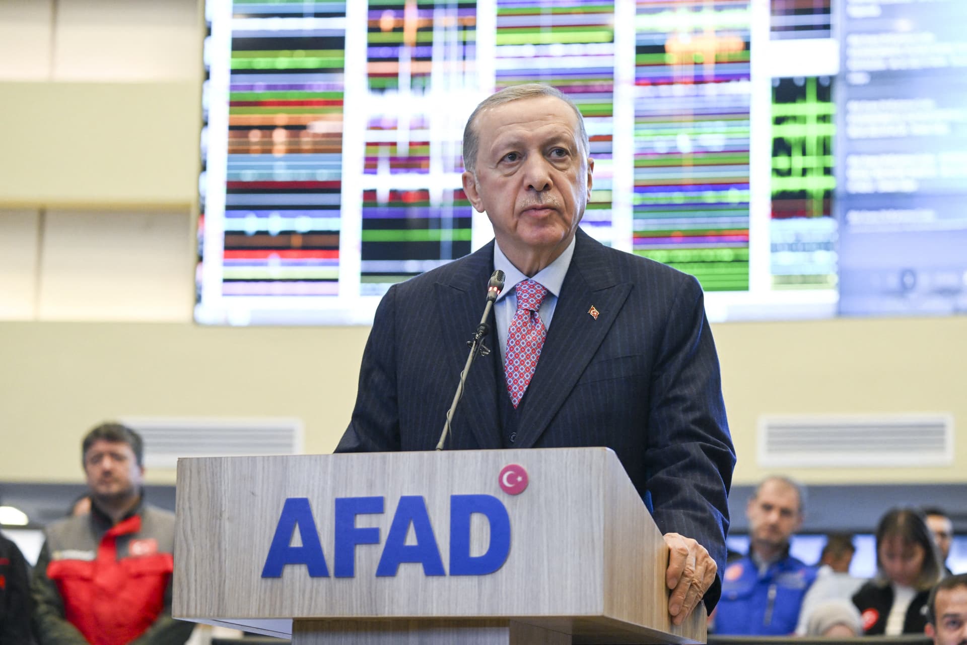 Erdogan: Legkevesebb 912 halottjuk van a földrengéseknek