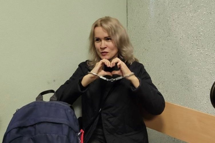 Oroszországban elítéltek egy újságírót a fegyveres erőkről szóló „hamis állítások” miatt