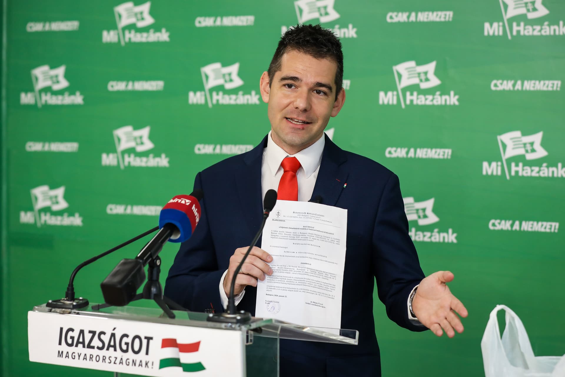 Fekete zacskók kerültek a Horn Gyula nevét viselő utca névtábláira