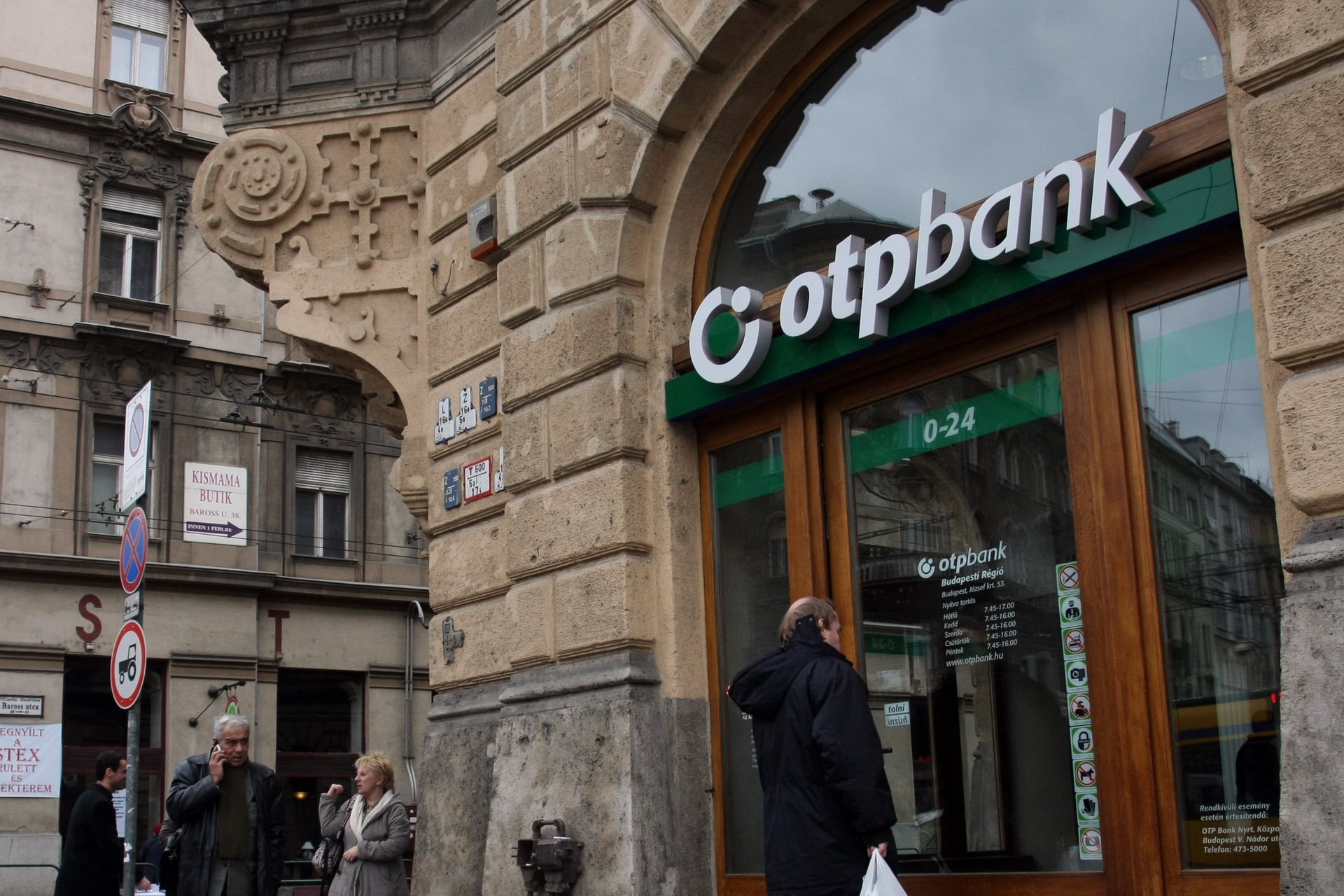 Csalók élnek vissza az OTP Bank nevével