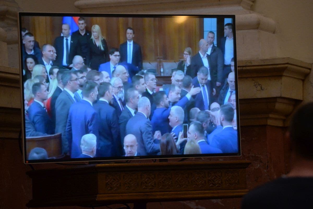 Verekedésig fajult a parlamenti ülés + VIDEÓ