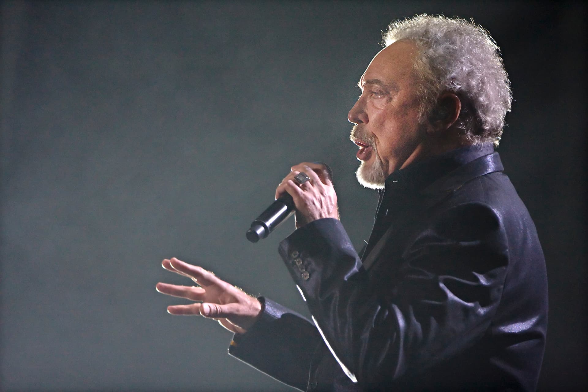 Túl hangos Tom Jones-lemezre panaszkodott a szomszéd, pedig maga Tom Jones énekelt a lakásban + VIDEÓ