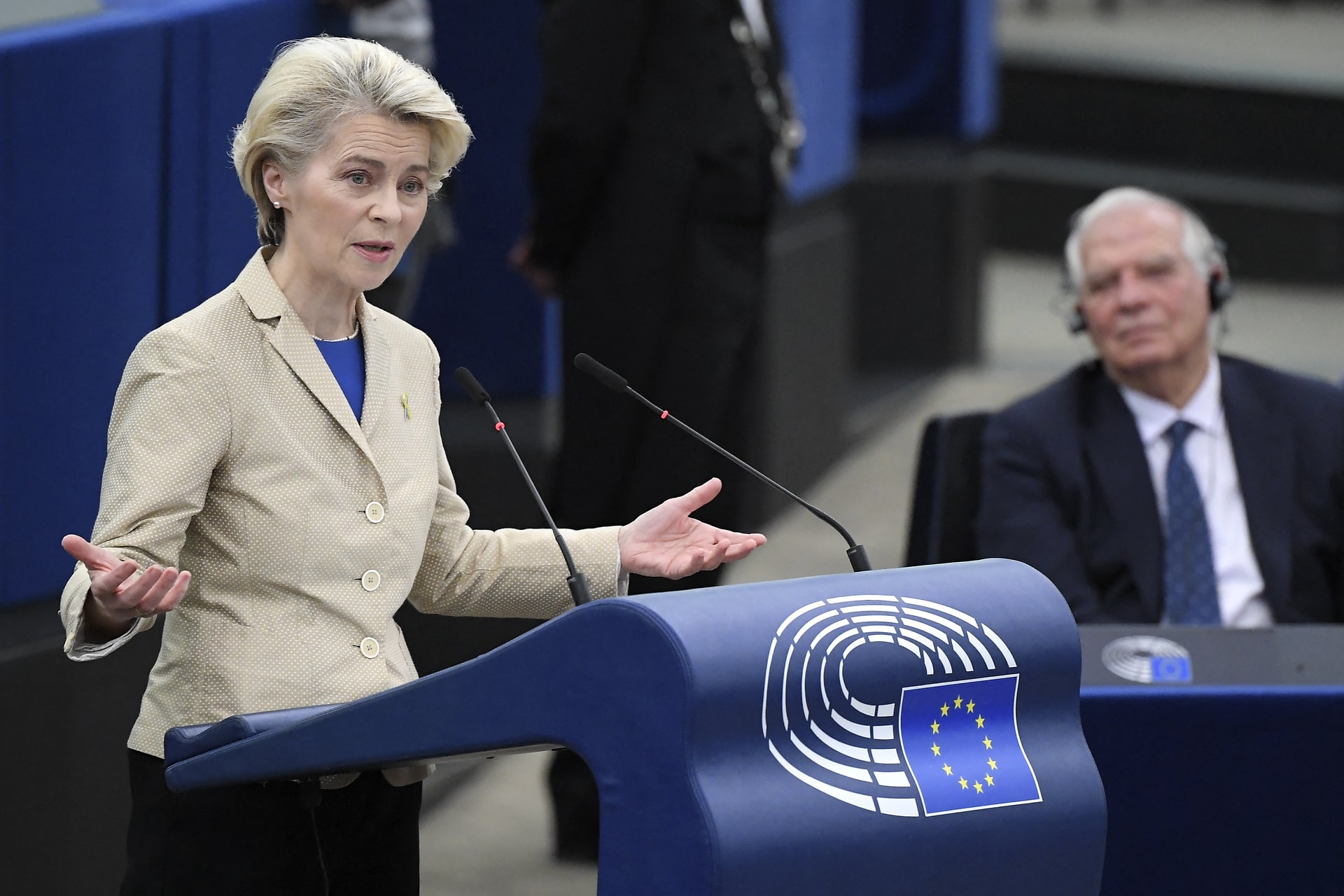 Ursulának üzent a brit humorista: Fulladj a tengerbe, te mérgező globalista boszorkány!