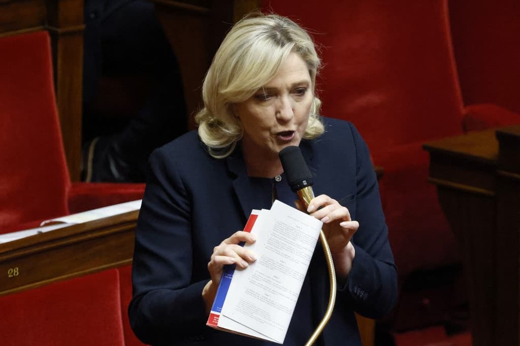 A francia kormány marad a posztján