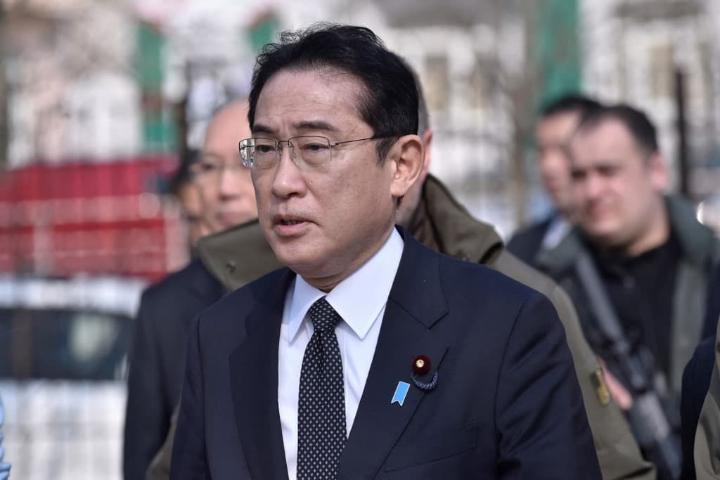 Káosz és pánik: füstbombával támadták meg a japán miniszterelnököt