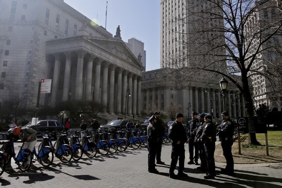 Manhattan: emberek a romok alatt