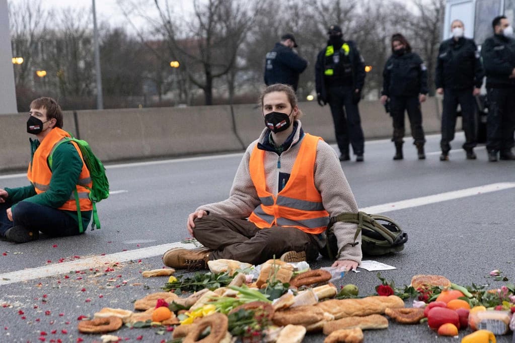 Elege lett a klímaaktivistákból, egyszerűen áthajtott rajtuk + VIDEÓ