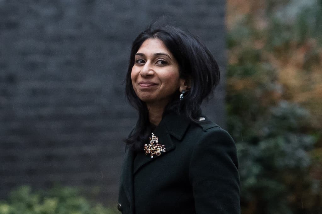Braverman: Nem maradhatnak Nagy-Britanniában a határt illegálisan átlépő menedékkérők