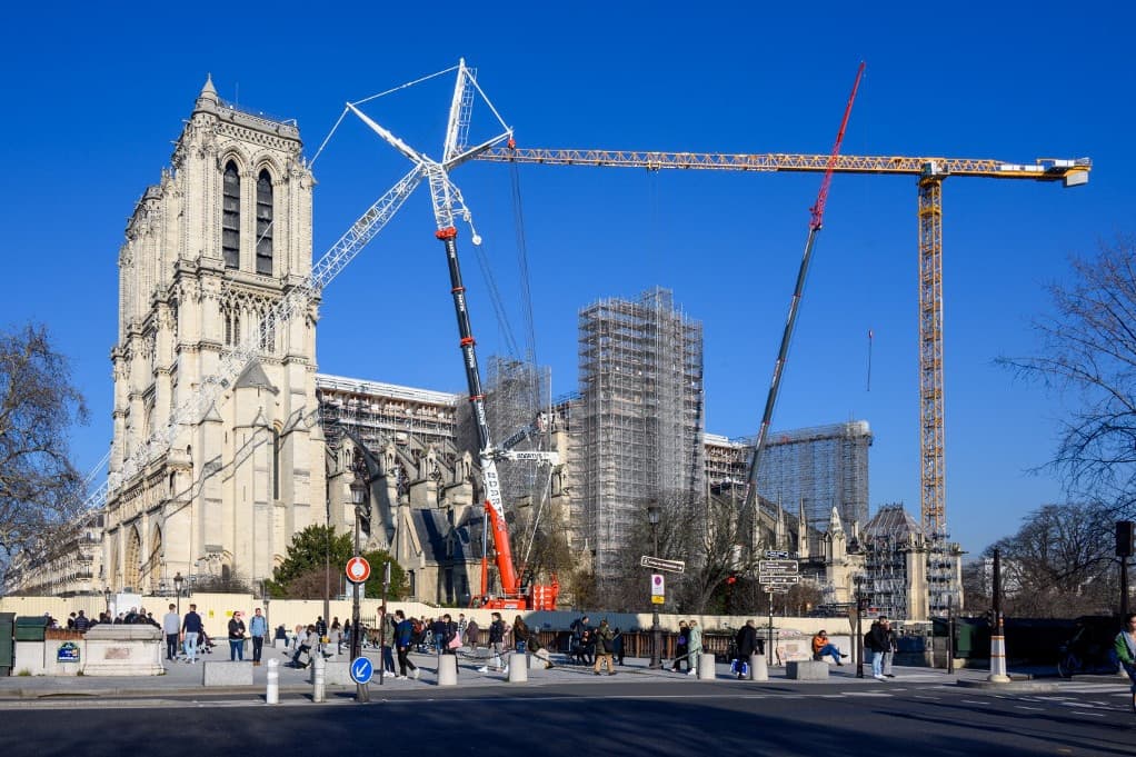 Elkezdték a Notre-Dame leomlott huszártornya talapzatának összeszerelését