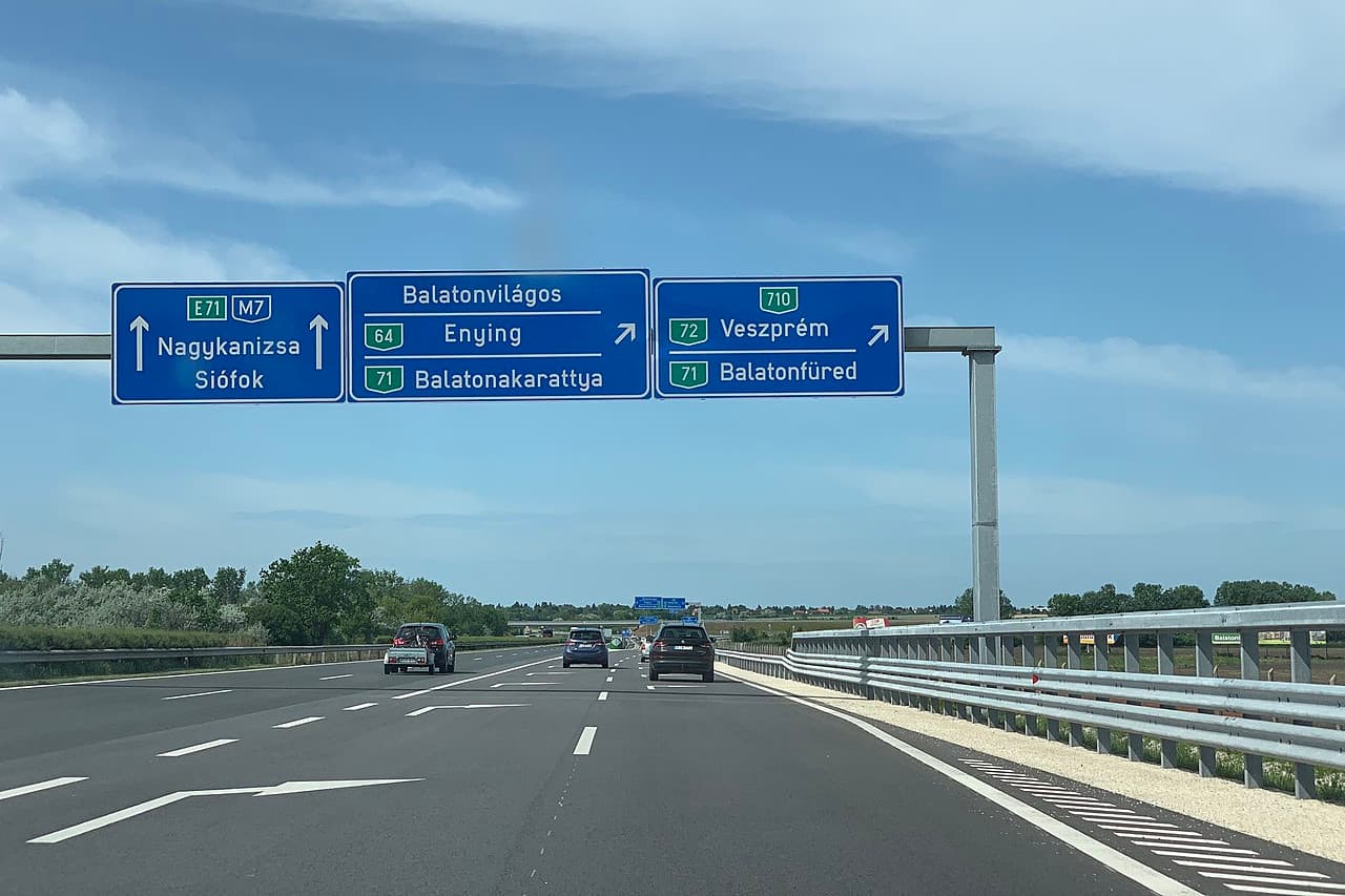 Hamis cipők az autópályán