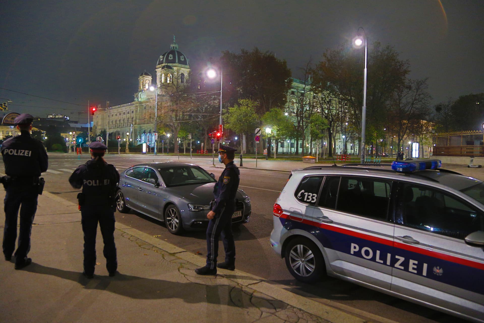 Terrortámadástól tartanak Bécsben, fokozzák a fegyveres rendőri jelenlétet
