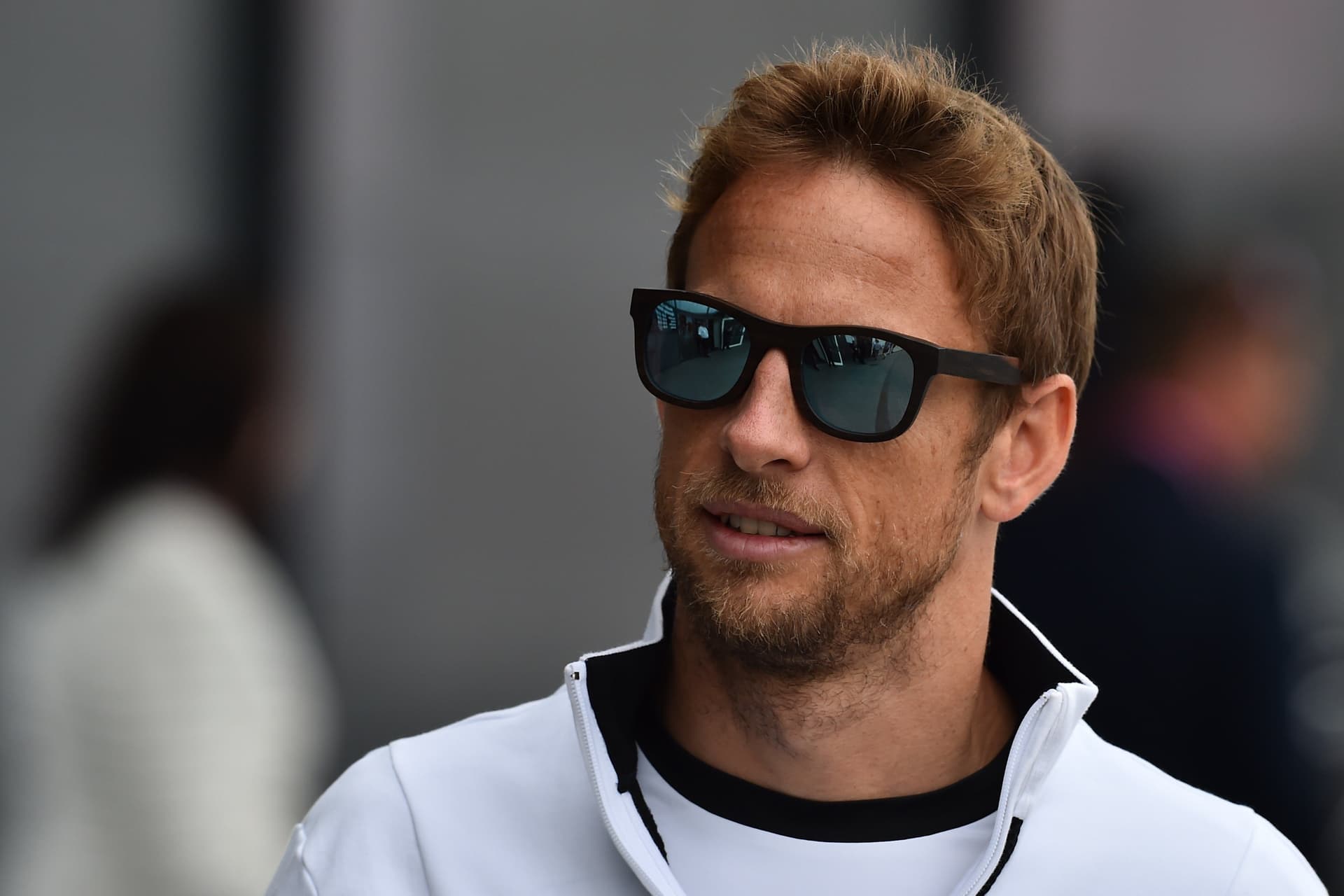 Button: Lewis nem vonul vissza!