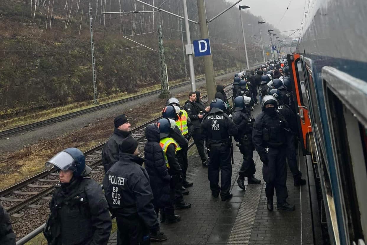Hat órára megérkezett a Fradi különvonata Leverkusenbe! − VIDEÓ
