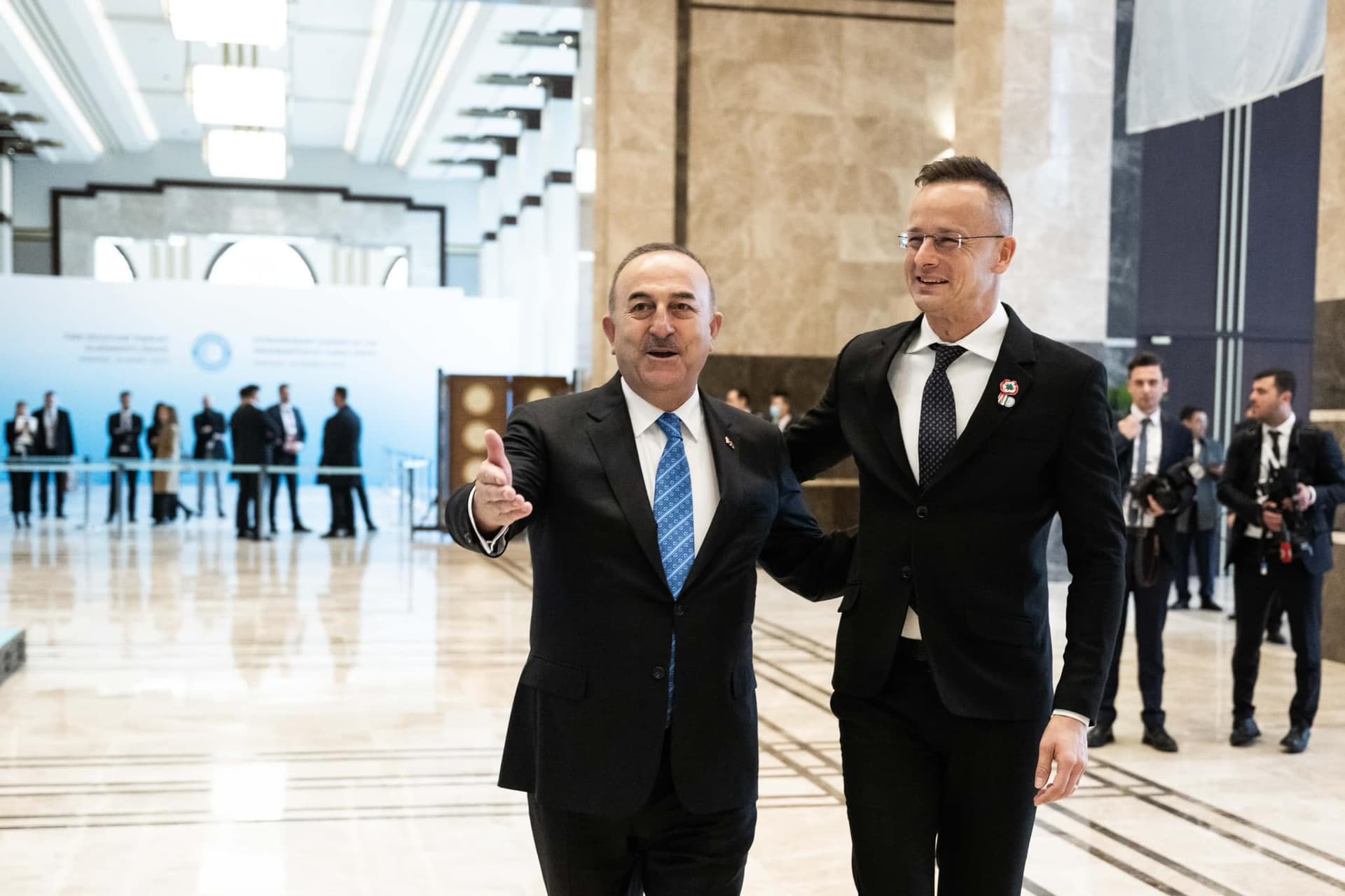 Szijjártó Péter: Magyarország 105 tonnányi orvosi eszközzel segíti Törökországot a földrengés után + VIDEÓ