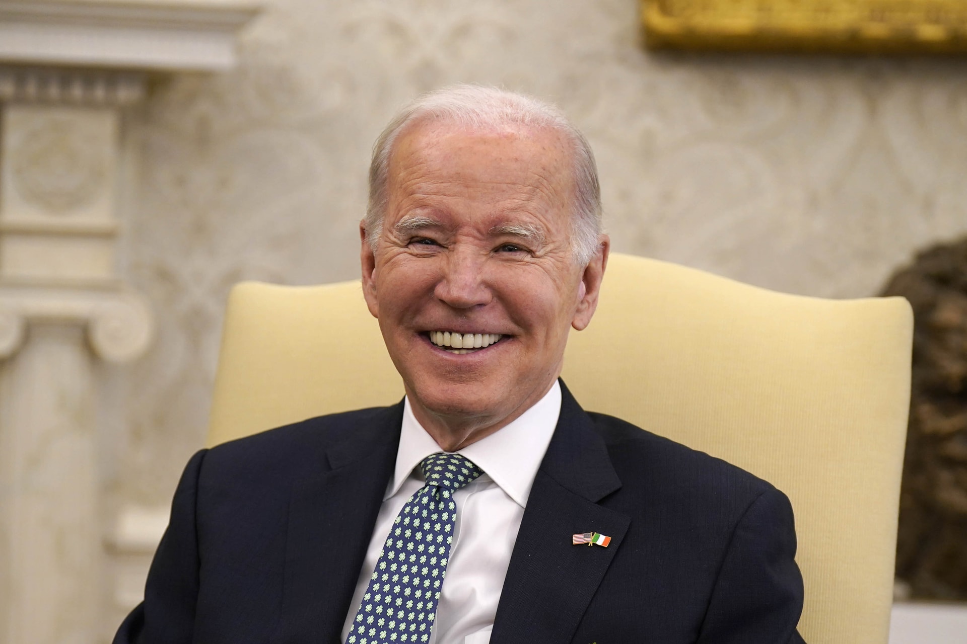 Mit csinál Joe Biden ezekkel a kislányokkal?