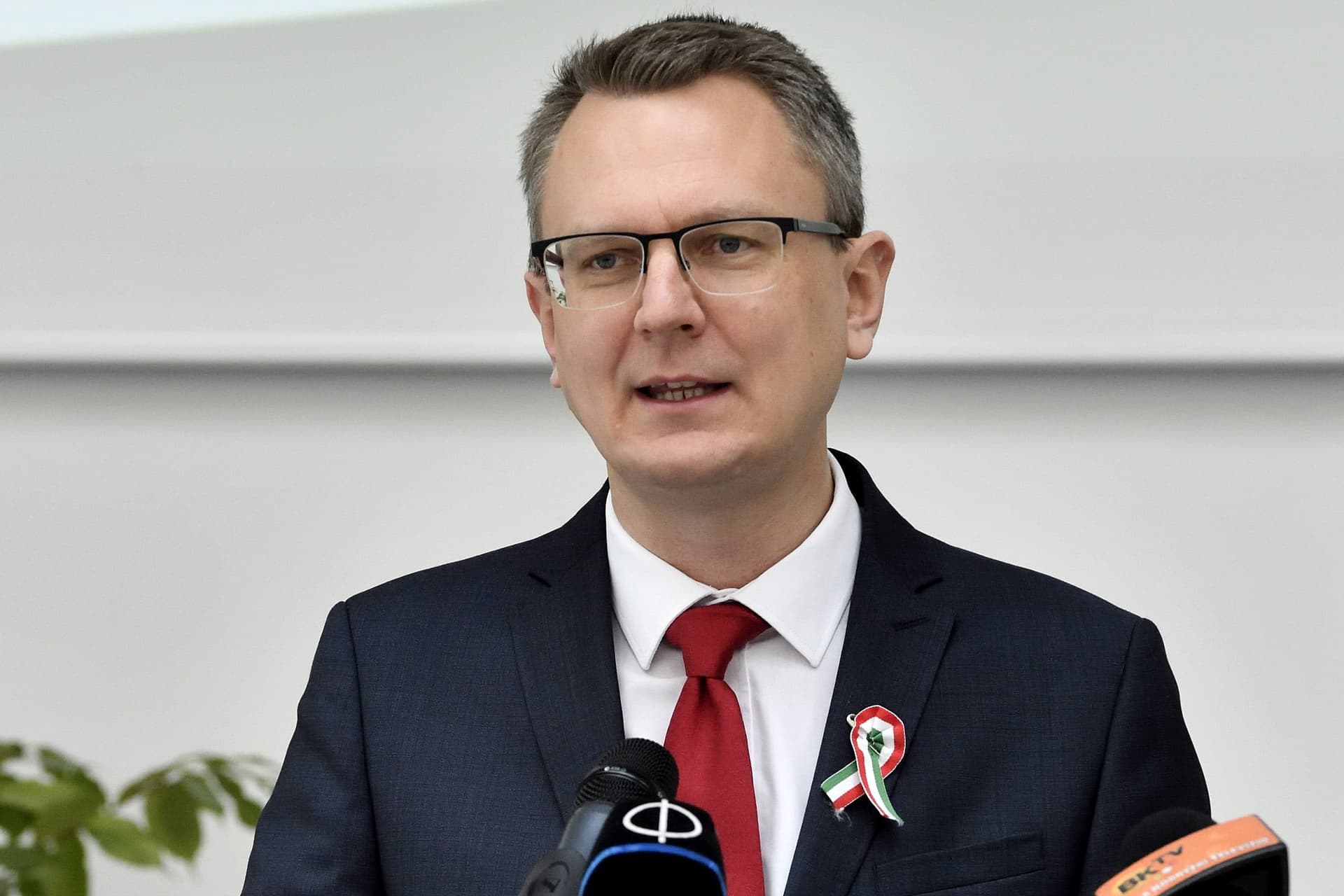 Alkotni és gyarapodni csak békében és biztonságban lehet