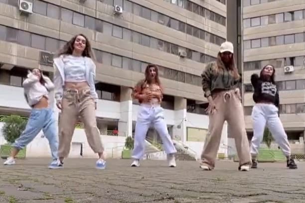 Teheráni nők táncolnak egy videóban a tiltás ellenére