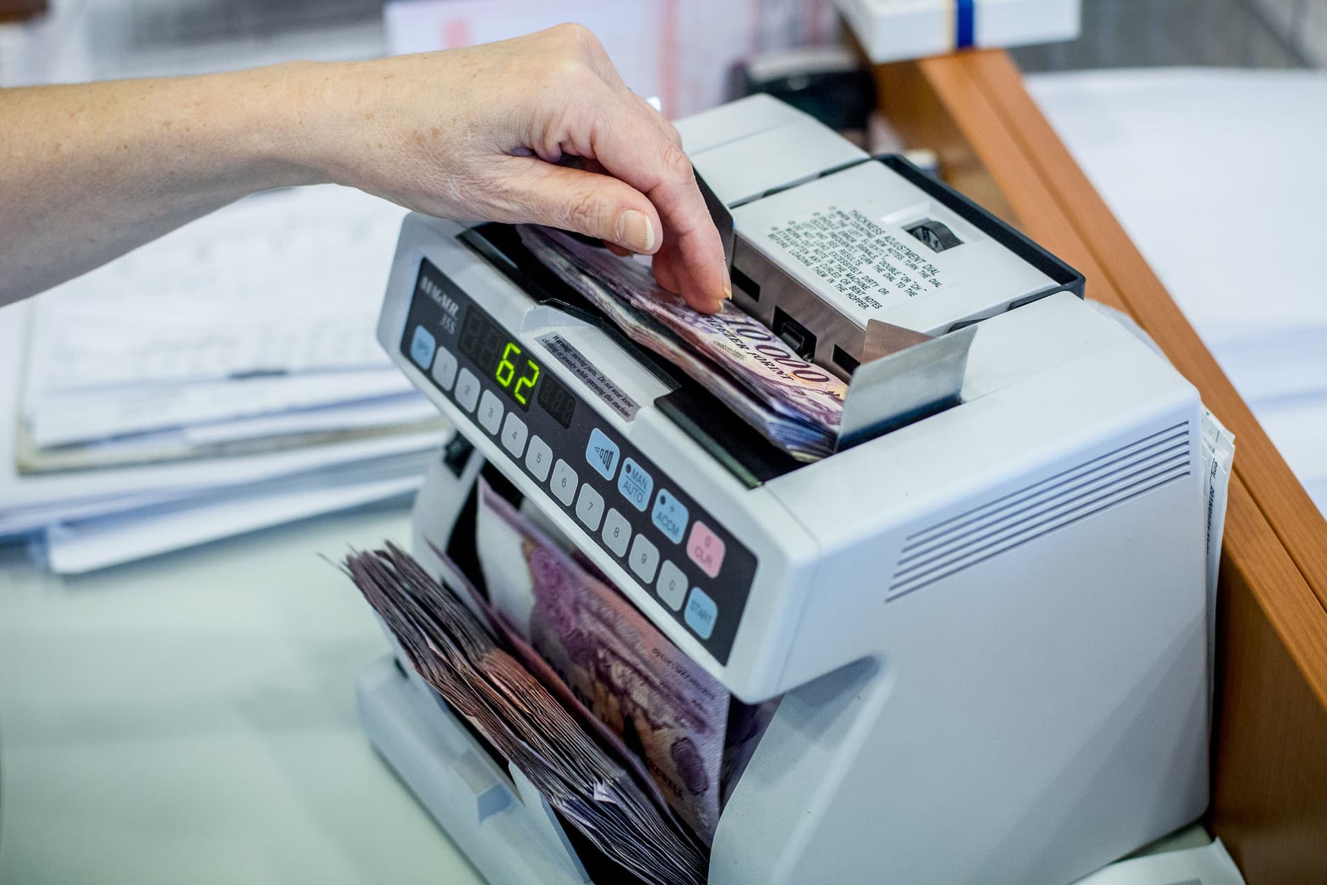 Kissé gyengült szerda reggelre a forint