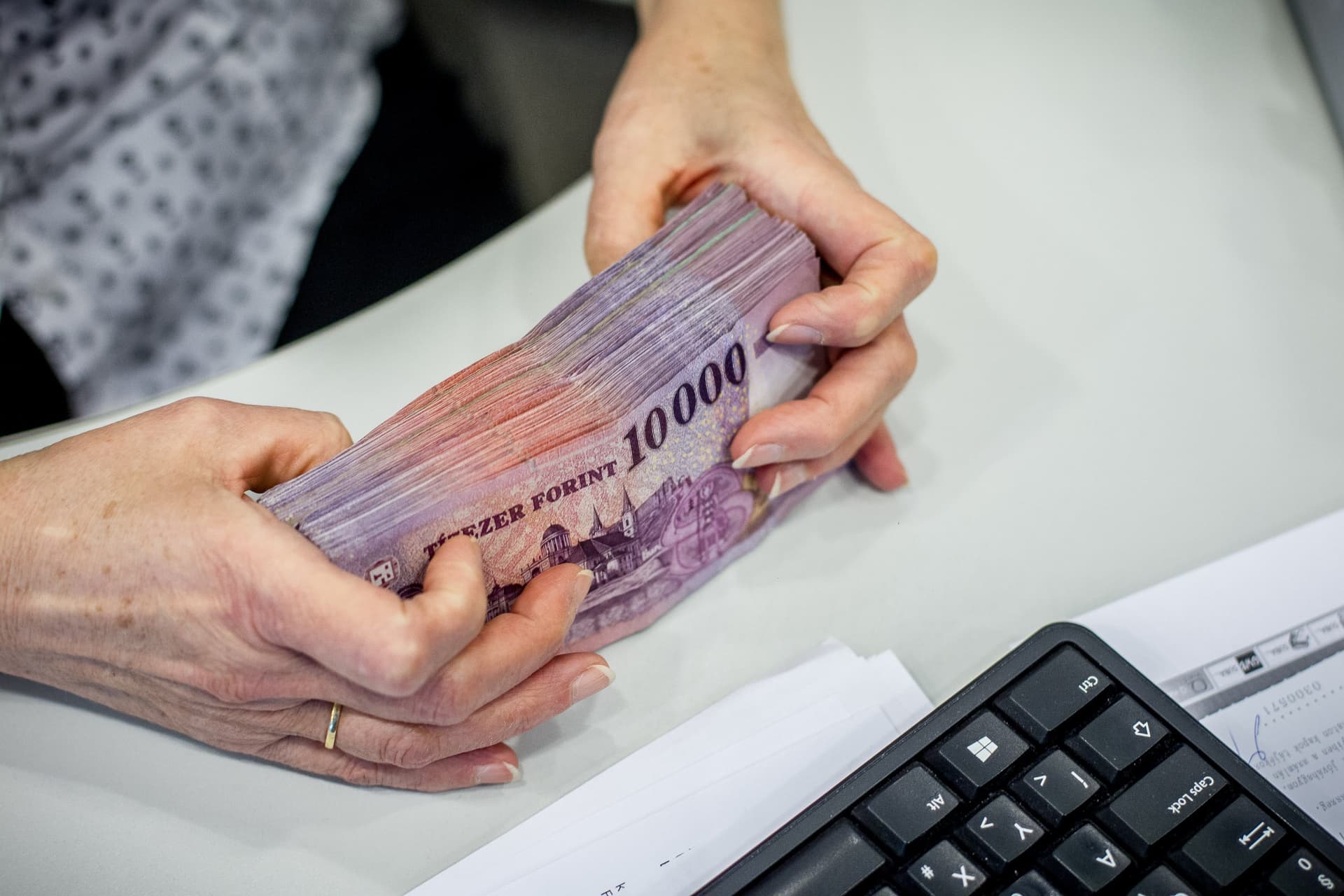 Tovább gyengült a forint