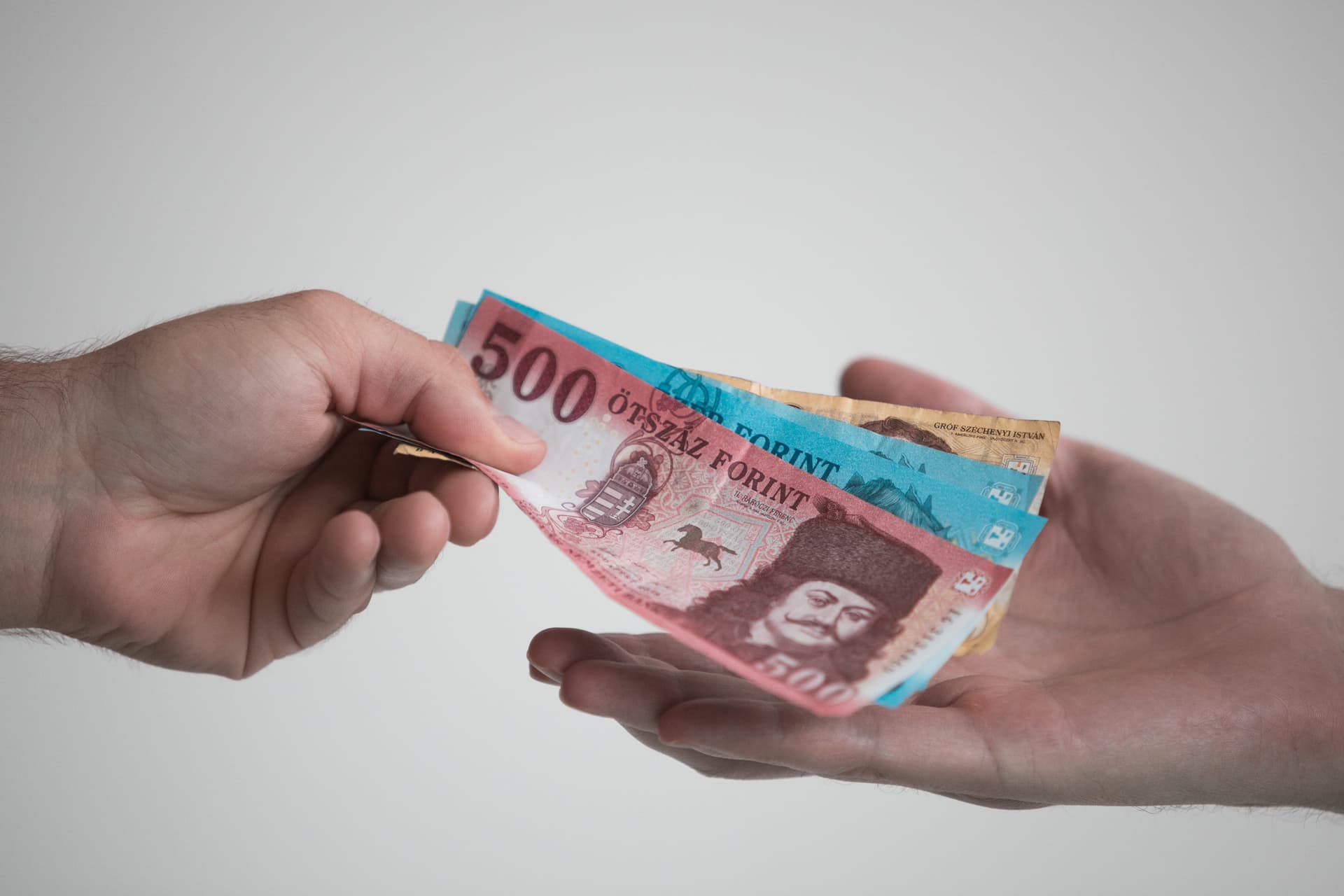 Hálapénzt fogadott el egy debreceni orvos, öt évet kaphat érte