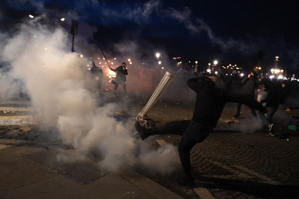 Videón, ahogy egyetlen irgalmatlan pofonnal kiüti a tüntetőt a francia rendőr