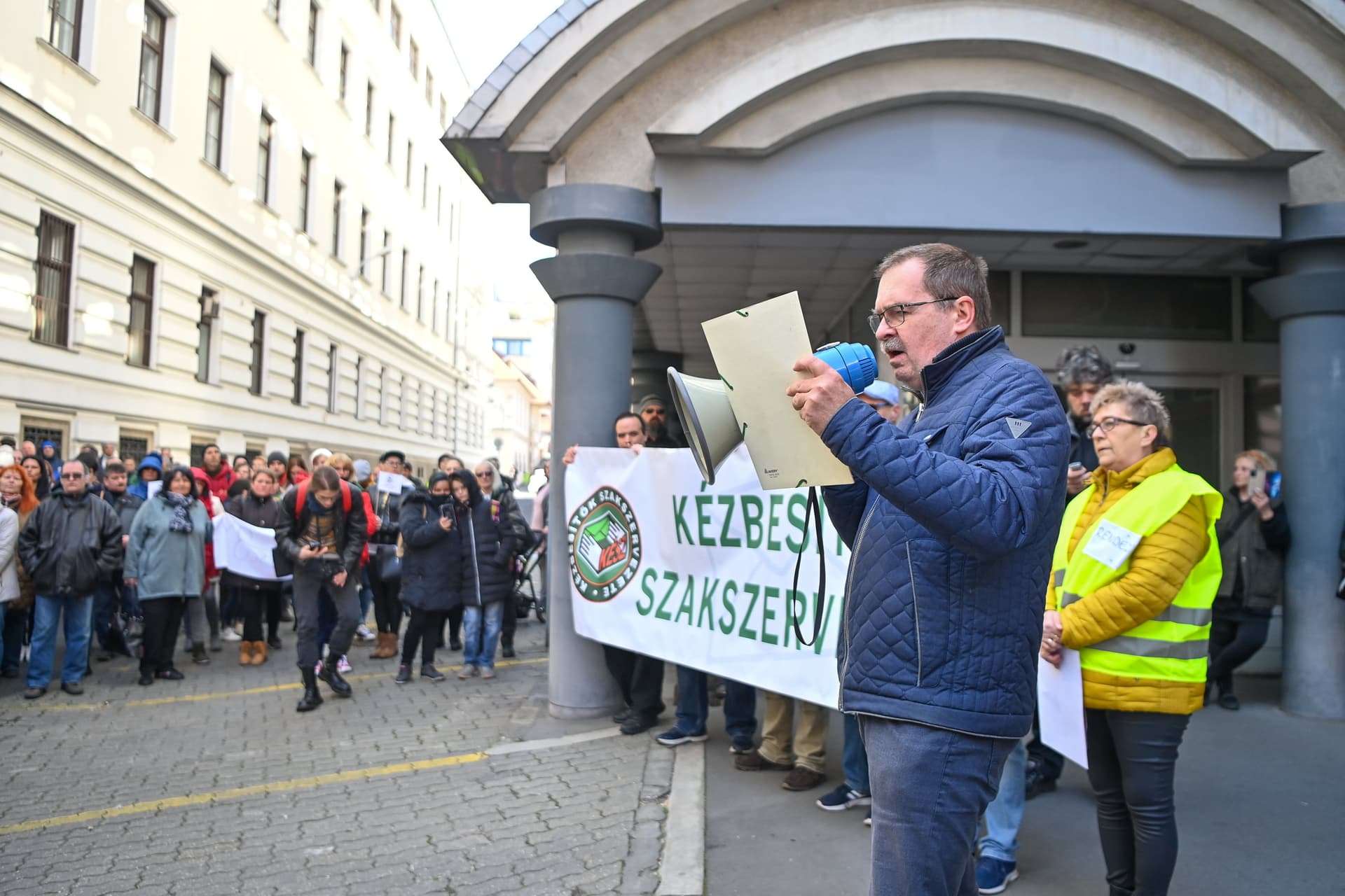 Inflációkövető béremelésért demonstráltak postai érdekképviseletek