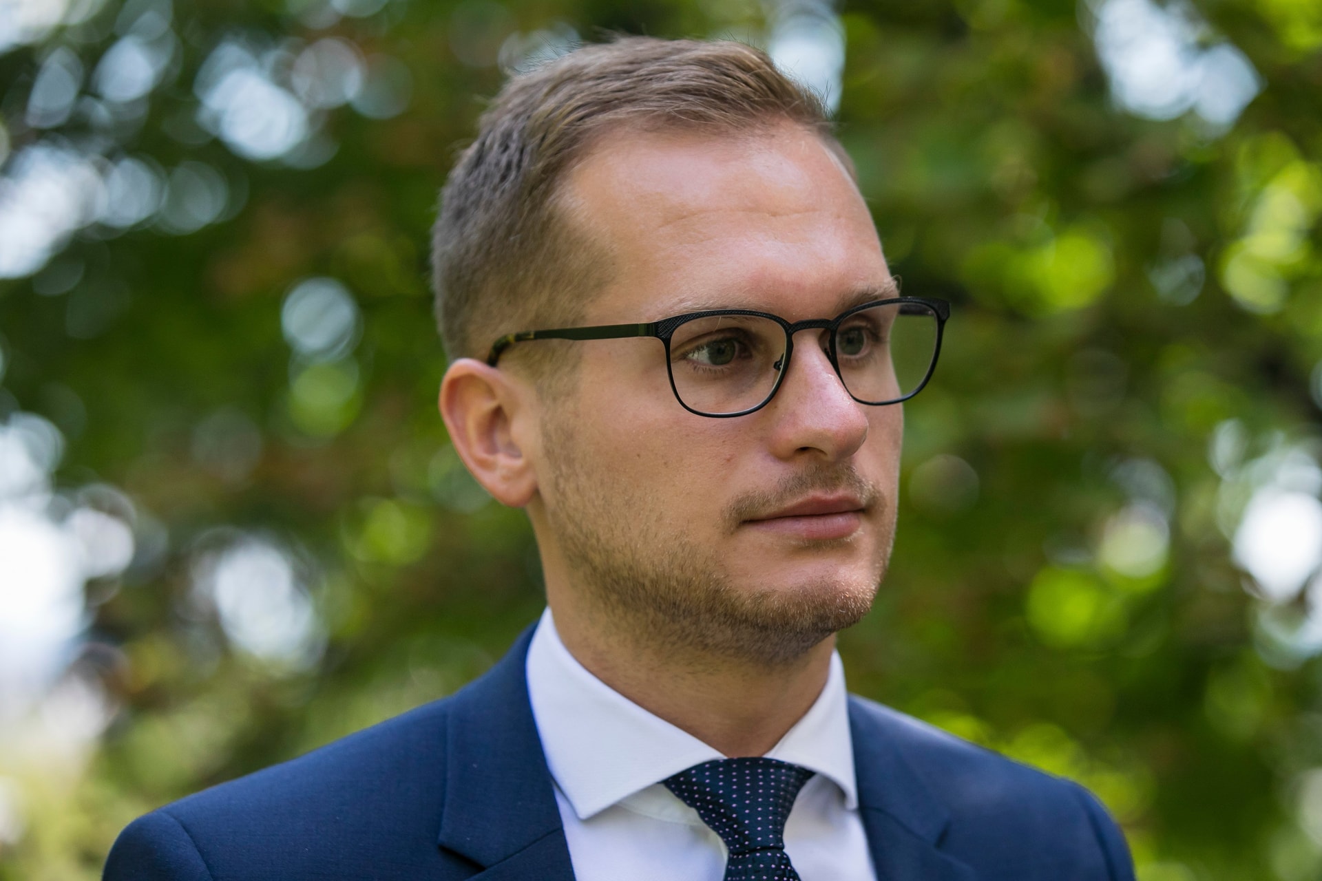Vádat emeltek a kommentelő ellen, aki csőbombával fenyegette Deák Dánielt