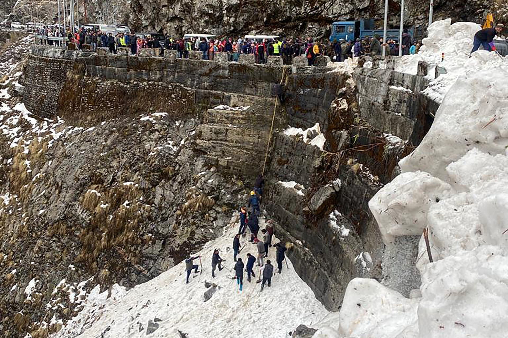 Hat turista meghalt, és ötven eltűnt a Himaláján