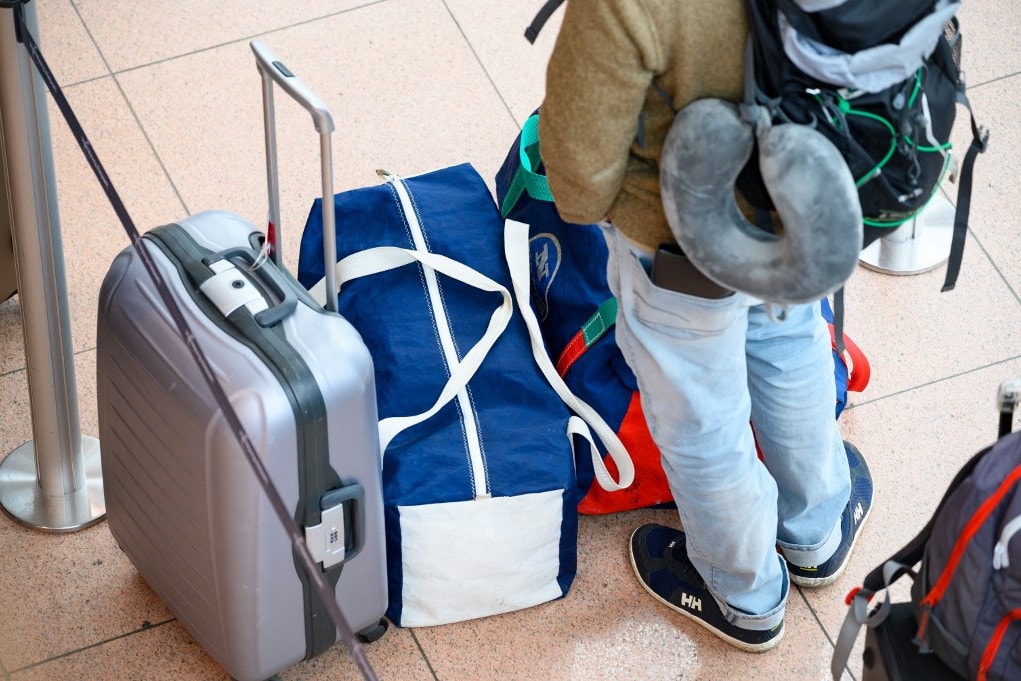Találtak a buszmegállóban egy utazótáskát, benne egy fiatal nő holttestével