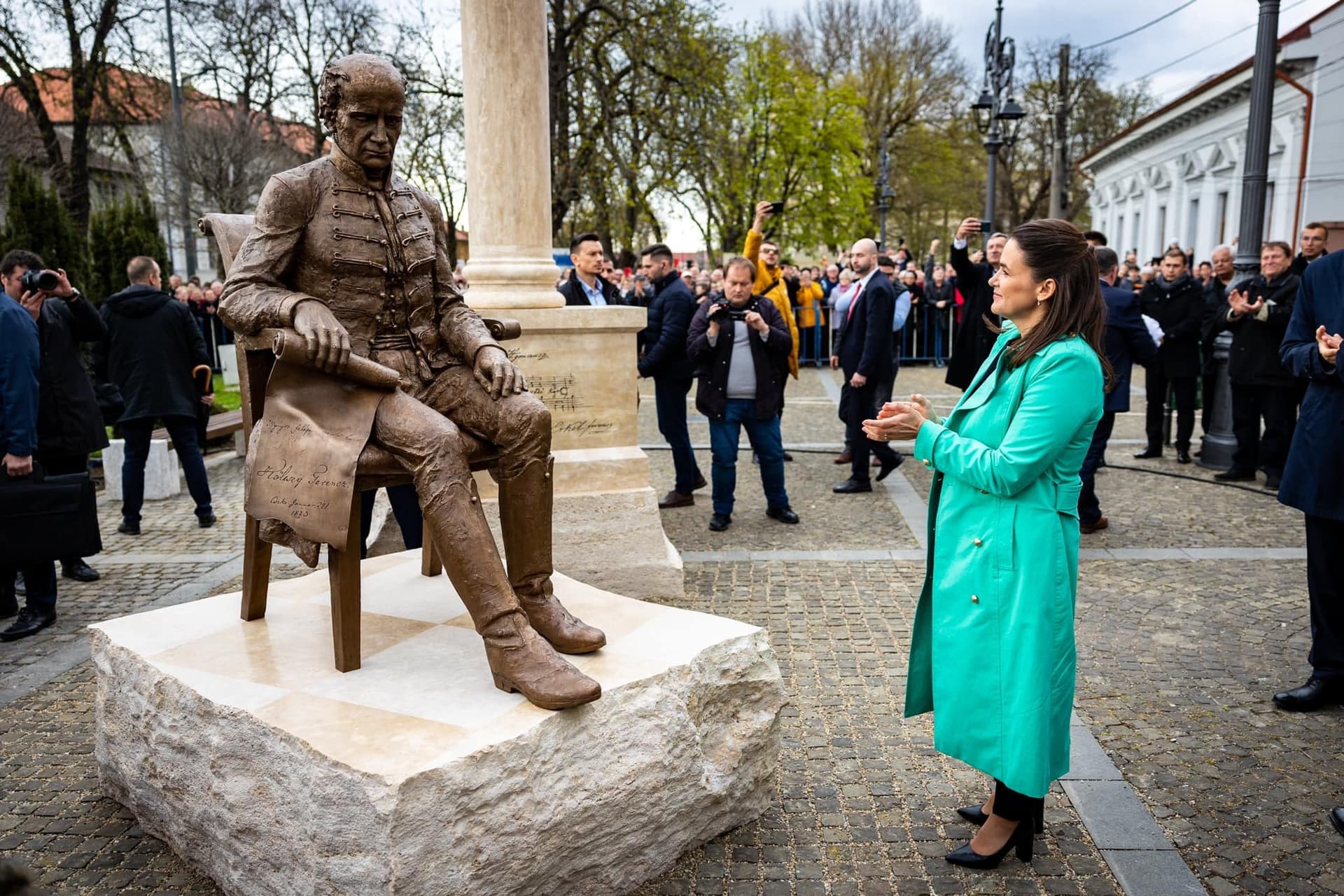 Áll a bál Romániában, le akarják bontani a Novák Katalin által felavatott szobrot