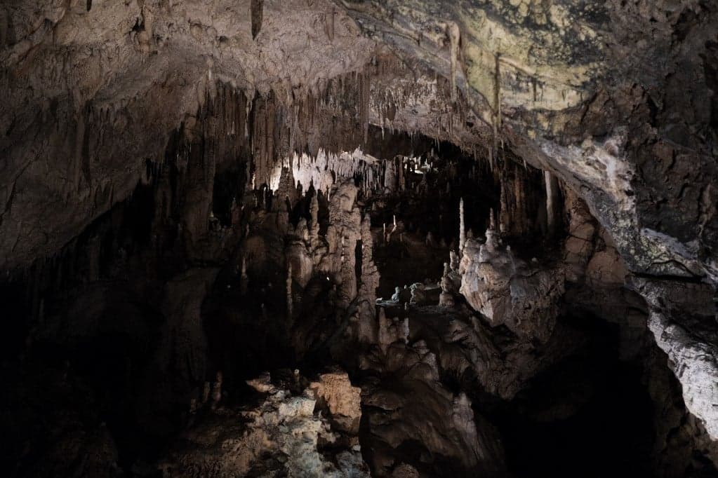 Borzalmas barlangi halál: fejjel előre beszorult egy turista
