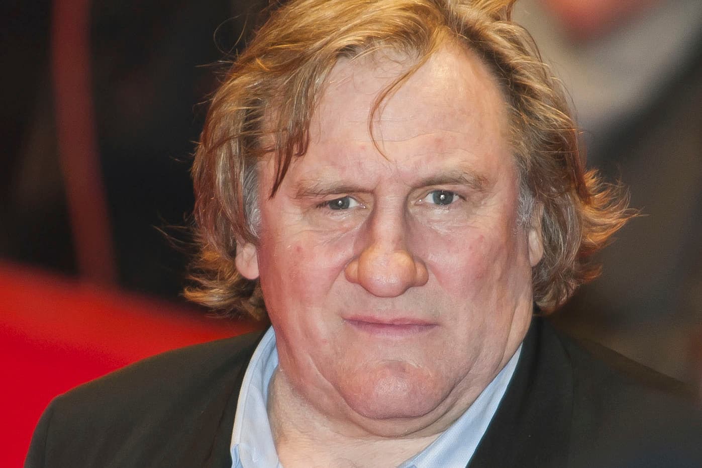 Gérard Depardieu felállt a kerekesszékből, majd levizelt egy autót a parkolóban