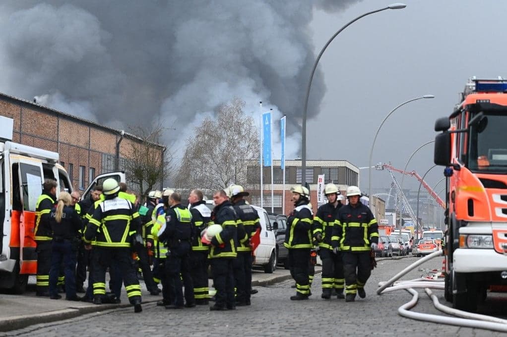 Füstfelhő sodródik Hamburg belvárosa felé