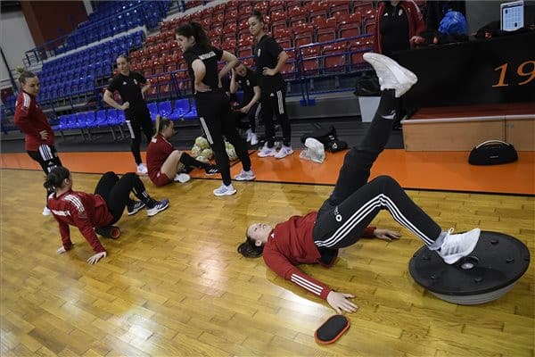 VB-selejtezőkre készül a női kézilabda-válogatott