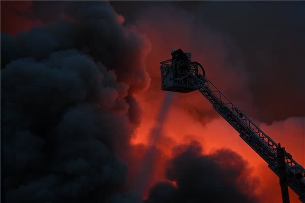 Még mindig tombolnak a lángok Soroksáron