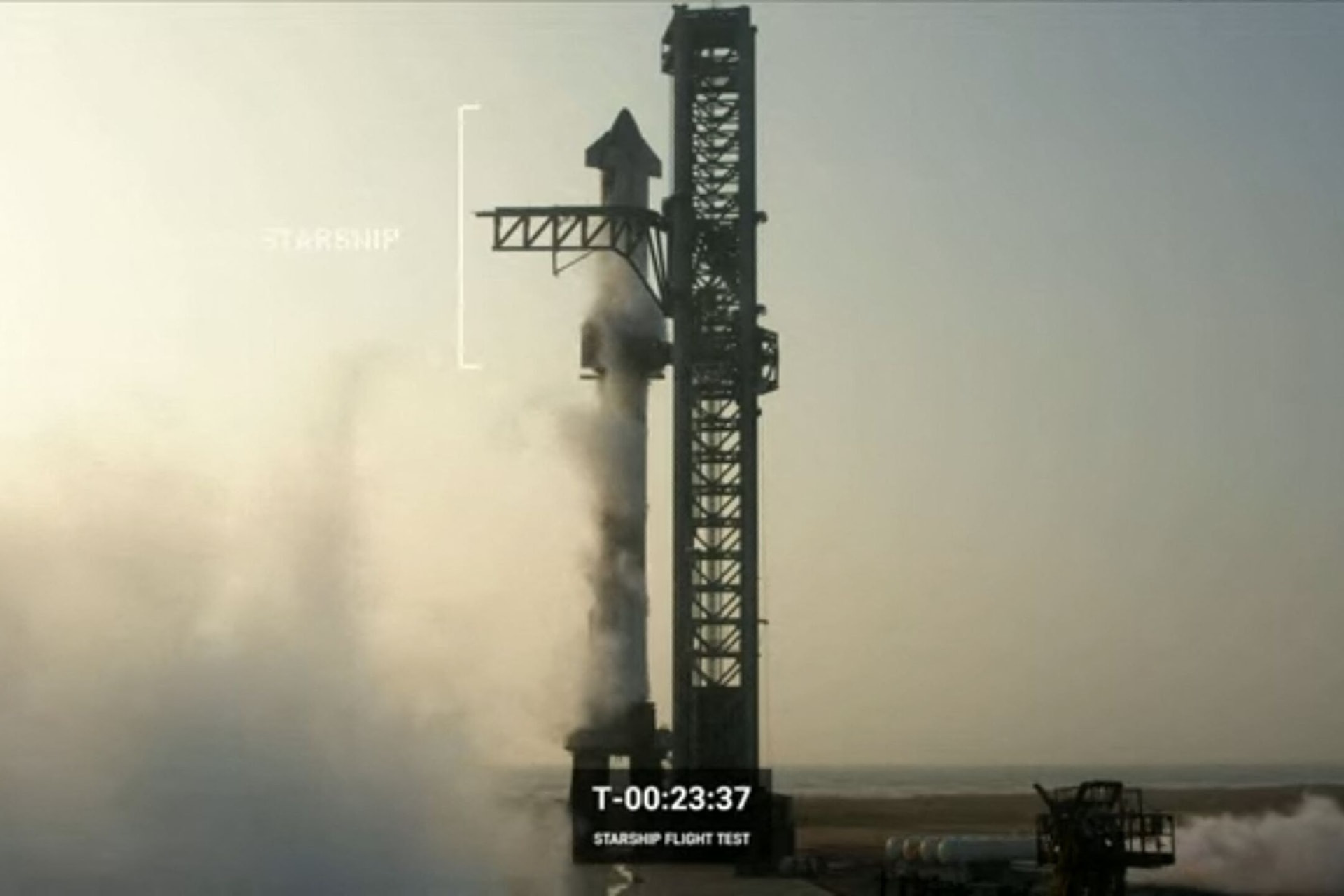 A Starship egy lezuhanó darabja tönkrezúz egy autót - VIDEÓ