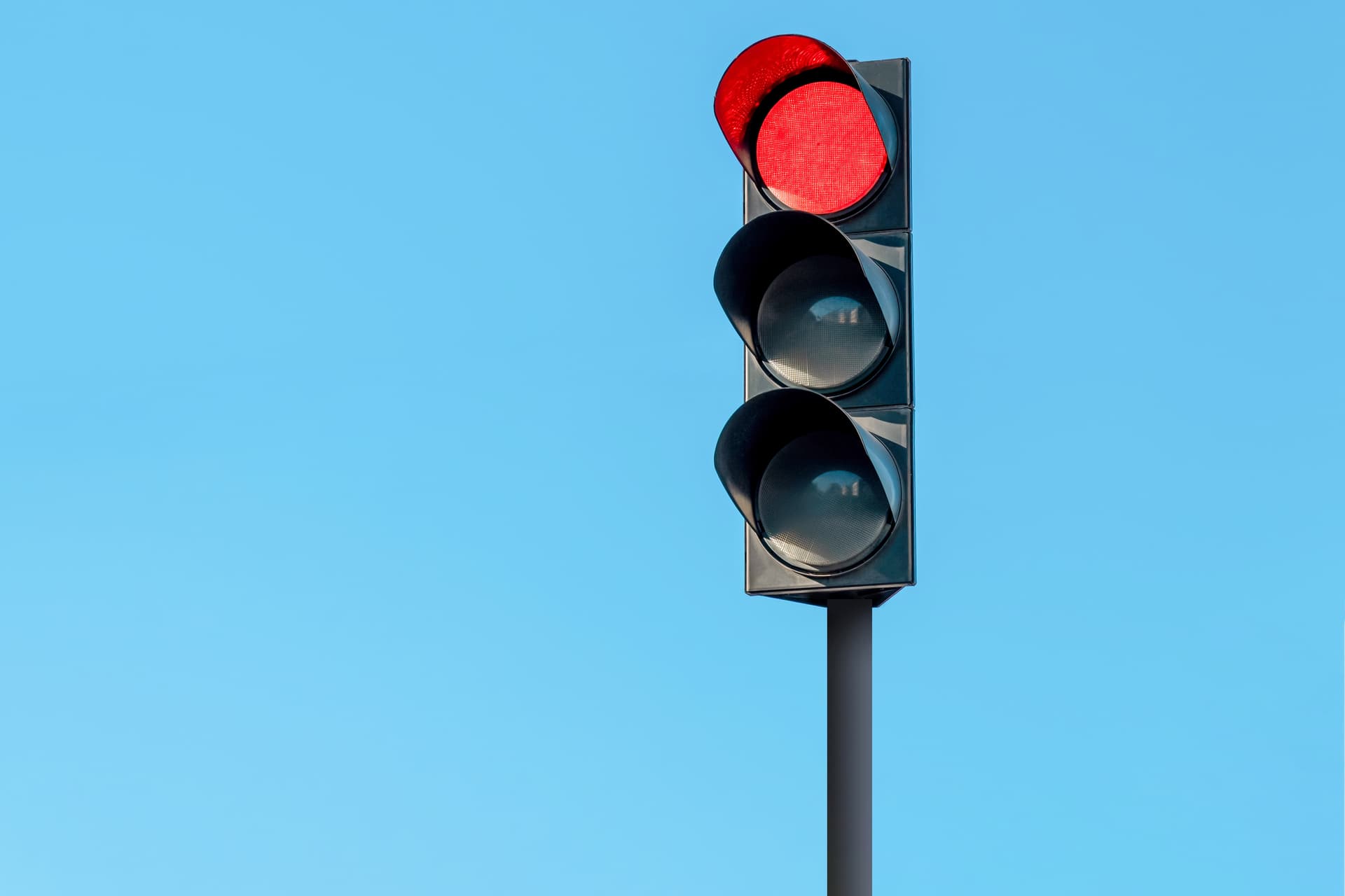 Így babrál ki a gyorshajtókkal az okos közlekedési lámpa