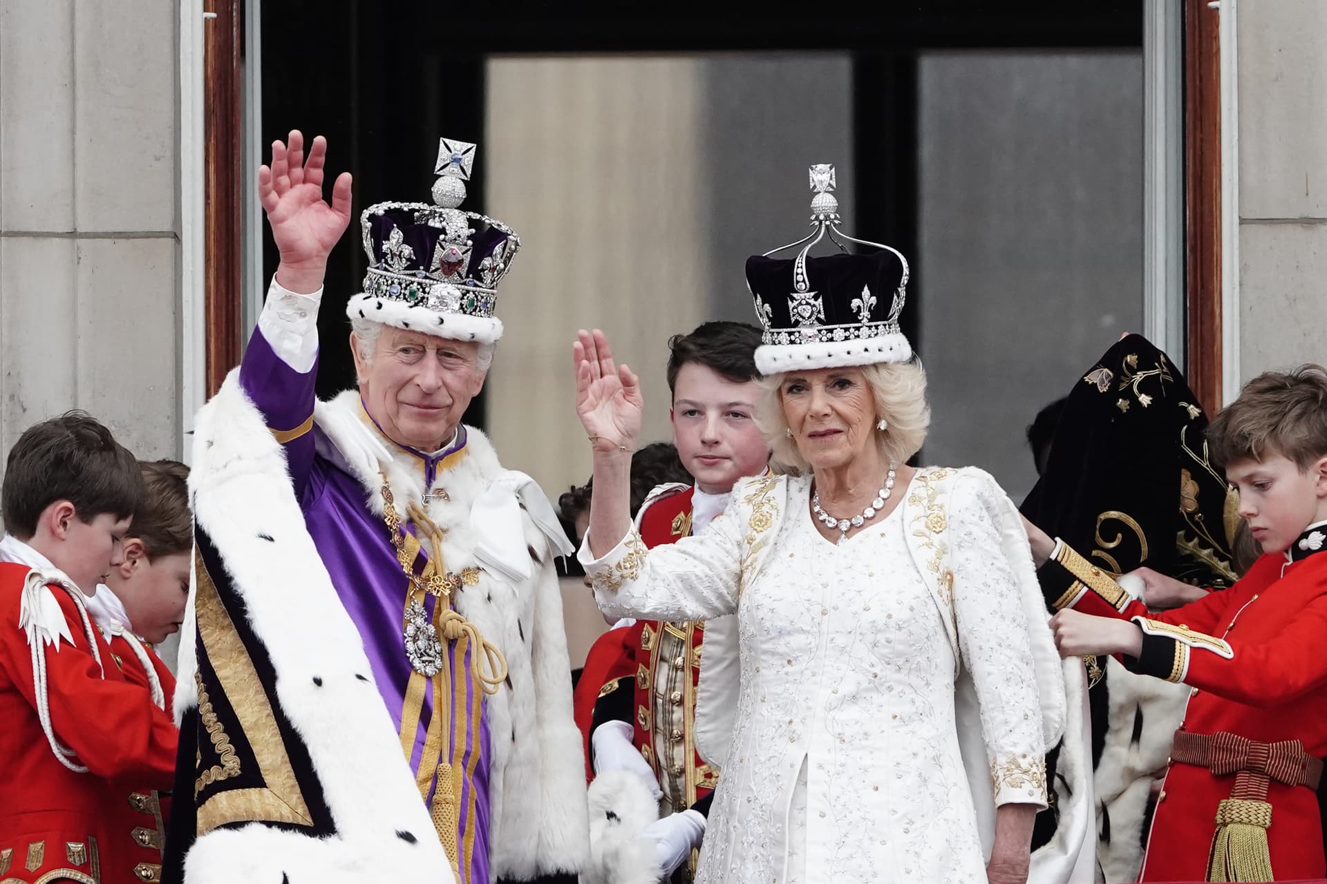Először köszöntötte népét uralkodóként a Buckingham-palota teraszáról III. Károly