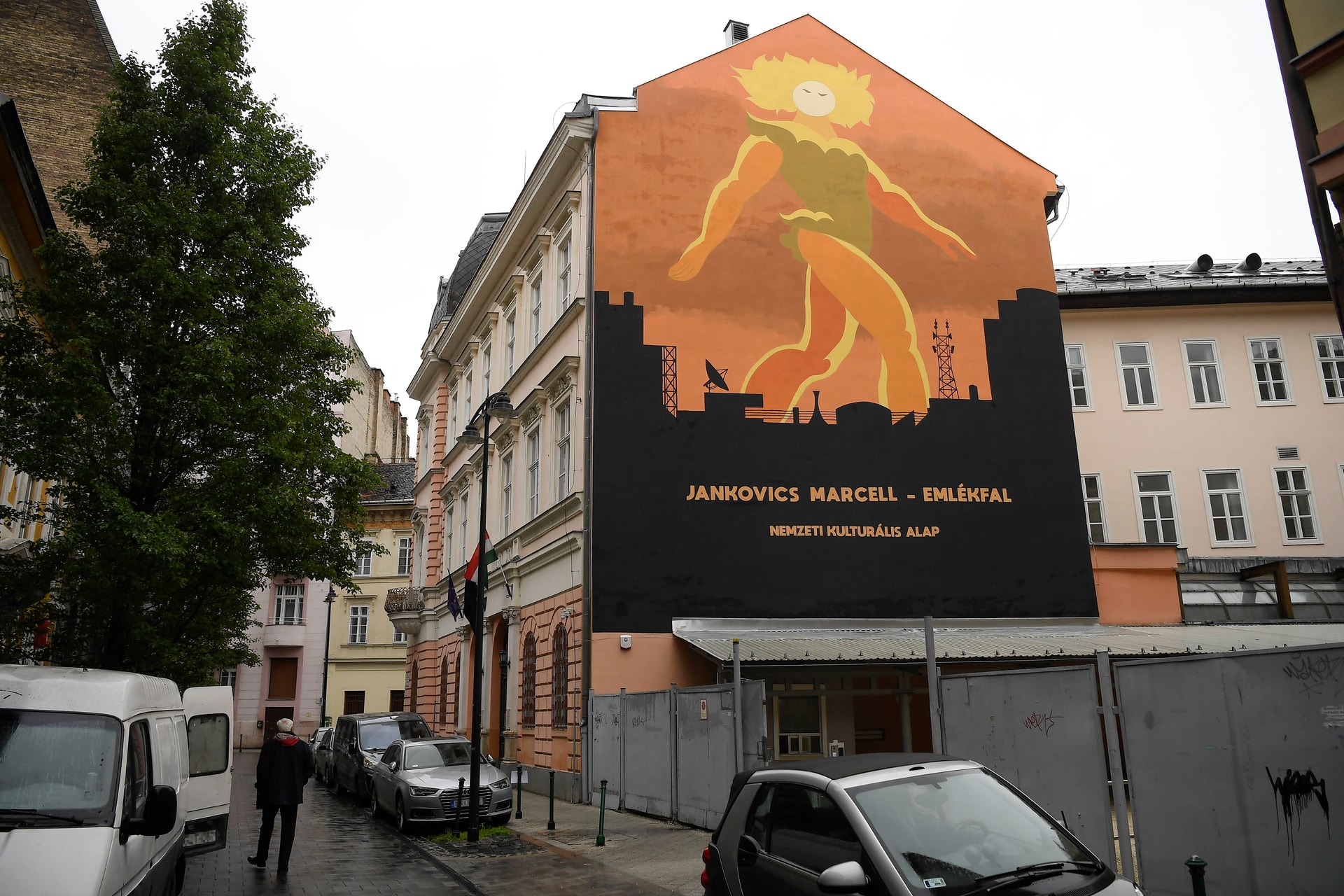 Jankovics Marcellnek állít emléket az NKA székházának tűzfalfestménye