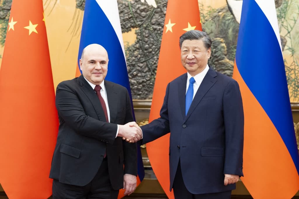 Gazdasági megállapodások sorát írta alá Kínával pekingi látogatásán az orosz miniszterelnök