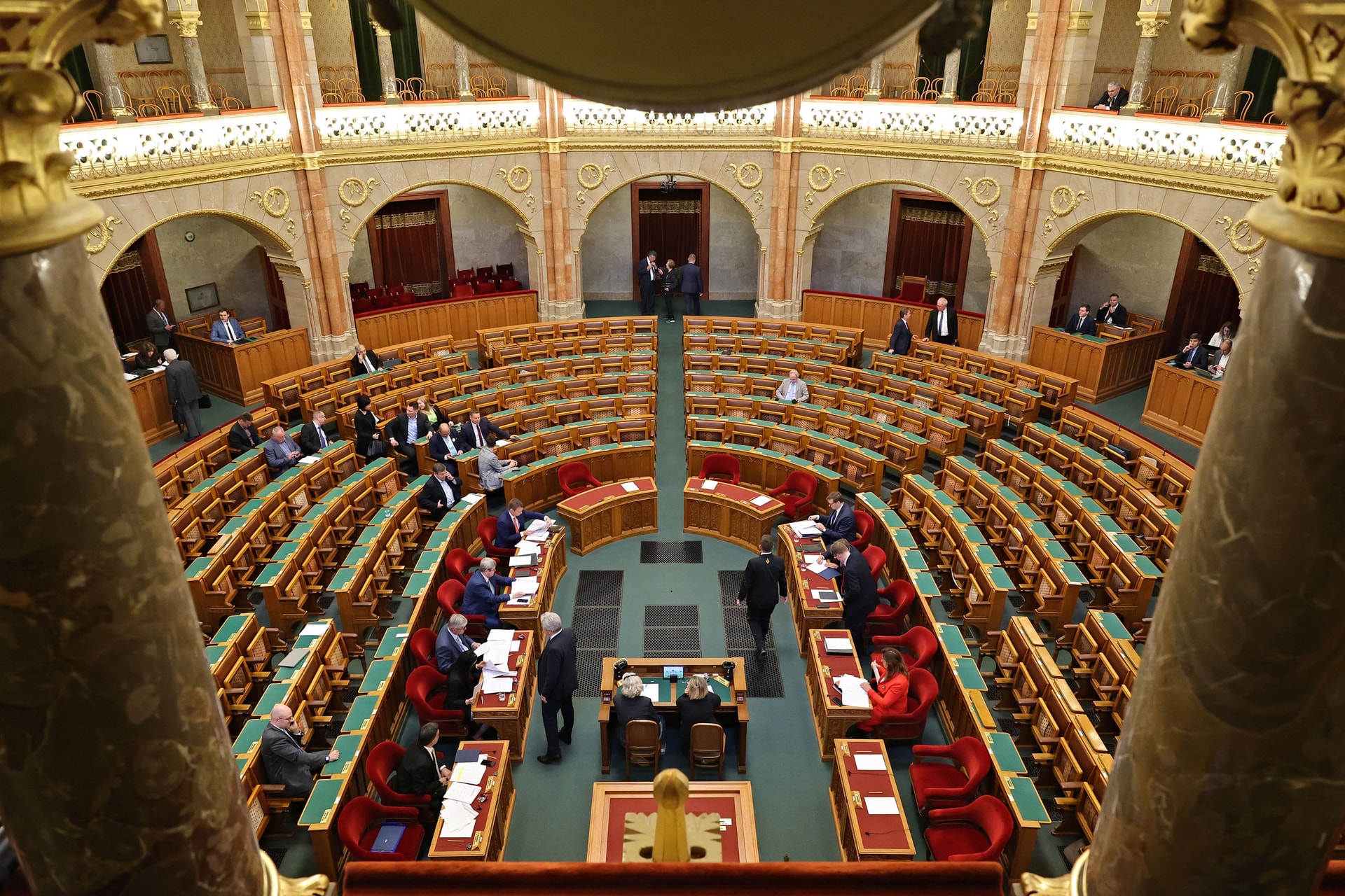 Mandátumigazolás, interpellációk és azonnali kérdések