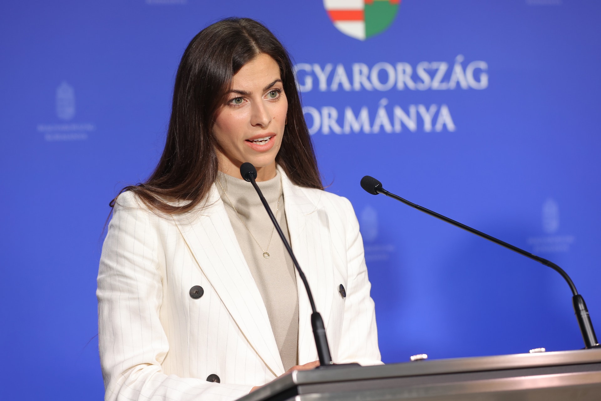 A kormány háborús időben is megvédi a magyar családokat