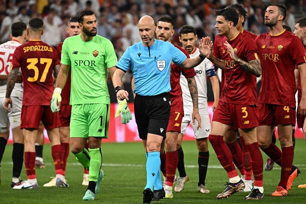 Félmillió forintra büntették az Anthony Taylor játékvezetőt inzultáló olasz szurkolót