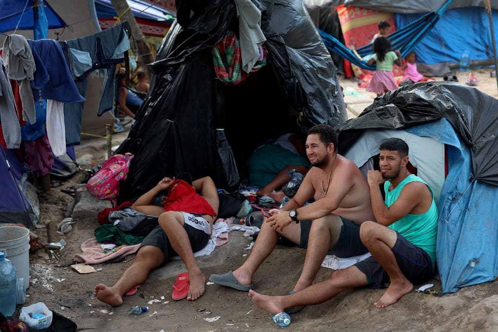 Videón a magyar határt ostromló fegyveres migránsok