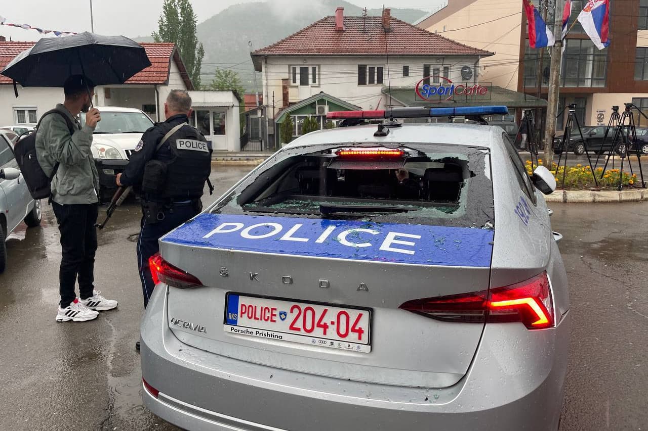 A koszovói rendőrség járművel hajtott be a tüntetés helyszínére
